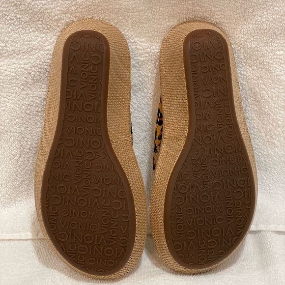 Vionic Grenada Tan Leopard Wedge Sandal size 6 - Picture 13 of 16